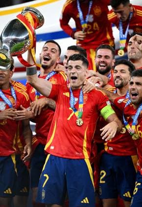 Football, European Championship, EURO 2024, Final, Olympiastadion Berlin Spain England 2 1 Award ceremony Spain, Alvaro Morata SPA with trophy Cheers, joy, action