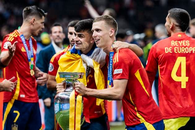 UEFA EURO 2024 Final Spain England 14 07 2024 Dani Olmo Spain, 10 and Pedri Spain, 20 cheer with trophy UEFA EURO 2024 Final Spain England Olympiastadion, Berlin on 14 07 2024 Copyright: xBEAUTIFULxSPORTS Wunderlx
