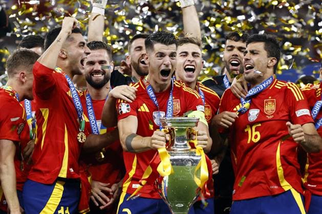 BERLIN - (L-R) Nacho of Spain, Alvaro Morata of Spain with the Henri Delaunay trophy, coupe Henri Delaunay, Rodri of Spain after the UEFA EURO, EM, Europameisterschaft,Fussball 2024 Final match between Spain and England at the Olympiastadion on July 14, 2024 in Berlin, Germany . ANP Hollandse Hoogte MAURICE VAN STEEN UEFA EURO 2024 FINAL 2024 xVIxANPxSportx xMauricexvanxSteenxWKxIVx 503493829 originalFilename: 503493829.jpg
