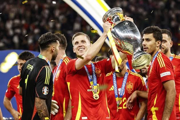 BERLIN - Dani Olmo of Spain with Henri Delaunay trophy, coupe Henri Delaunay during the UEFA EURO, EM, Europameisterschaft,Fussball 2024 Final match between Spain and England at the Olympiastadion on July 14, 2024 in Berlin, Germany. ANP Hollandse Hoogte MAURICE VAN STEEN UEFA EURO 2024 FINAL 2024 xVIxANPxSportx xVanxSteenxFotografiexIVx 503493930 originalFilename: 503493930.jpg