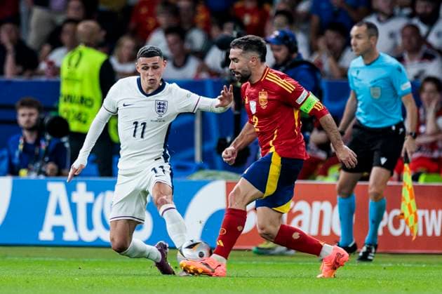 UEFA EURO 2024 Final Spain England 14 07 2024 Phil Foden England, 11 , Daniel Carvajal Spain, 02 UEFA EURO 2024 Final Spain England Olympiastadion, Berlin on 14 07 2024 Copyright: xBEAUTIFULxSPORTS Wunderlx