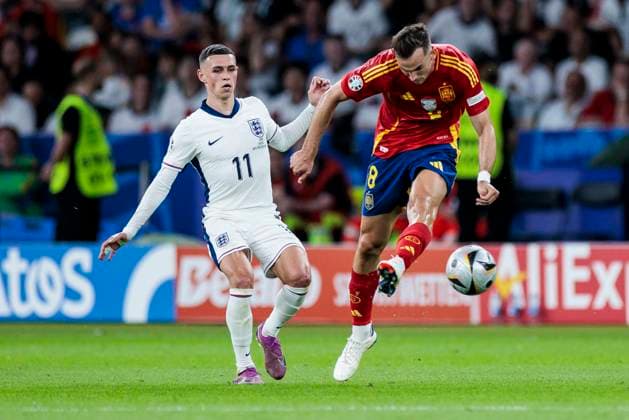 UEFA EURO 2024 Final Spain England 14 07 2024 Phil Foden England, 11 , Fabian Ruiz Spain, 08 UEFA EURO 2024 Final Spain England Olympiastadion, Berlin on 14 07 2024 Copyright: xBEAUTIFULxSPORTS Wunderlx
