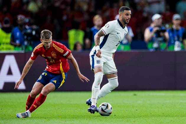 UEFA EURO 2024 Final Spain England 14 07 2024 Kyle Walker England, 2 , Dani Olmo Spain, 10 UEFA EURO 2024 Final Spain England Olympiastadion, Berlin on 14 07 2024 Copyright: xBEAUTIFULxSPORTS Wunderlx