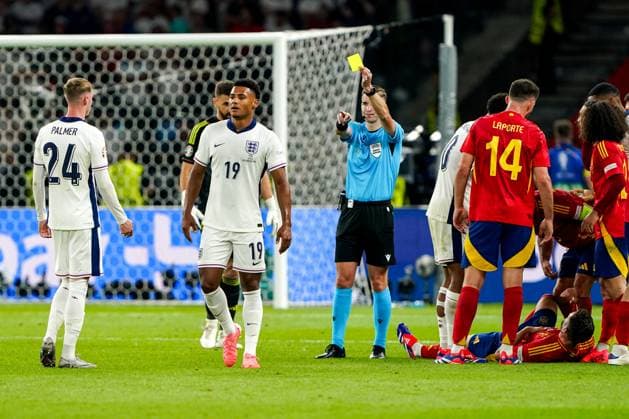 2024-07-14 Spain v England - UEFA EURO, EM, Europameisterschaft,Fussball 2024 Final BERLIN, GERMANY - JULY 14: Referee Francois Letexier shows a yellow card to Ollie Watkins of England, Cole Palmer of England during the UEFA EURO 2024 Final match between Spain and England at Olympiastadion on July 14, 2024 in Berlin, Germany. Berlin Olympiastadion Germany Content not available for redistribution in The Netherlands directly or indirectly through any third parties. Copyright: xAndrexWeeningx