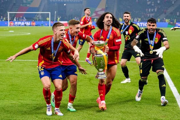 2024-07-14 Spain v England - UEFA EURO, EM, Europameisterschaft,Fussball 2024 Final BERLIN, GERMANY - JULY 14: Dani Olmo of Spain, Fermin Lopez of Spain, Marc Cucurella of Spain holding the trophy, David Raya of Spain celebrating victory, Unai Simon of Spain, David Raya of Spain during the UEFA EURO 2024 Final match between Spain and England at Olympiastadion on July 14, 2024 in Berlin, Germany. Berlin Olympiastadion Germany Content not available for redistribution in The Netherlands directly or indirectly through any third parties. Copyright: xAndrexWeeningx