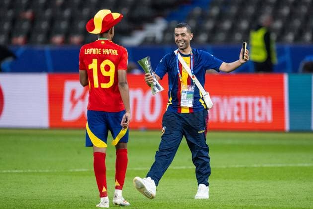 240714 Lamine Yamal of Spain celebrates with his father Mounir Nasraoui after the UEFA Euro 2024 Football Championship final between Spain and England on July 14, 2024 in Berlin Photo Mathias Bergeld BILDBYRAN code MB MB0946 fotboll football soccer fotballs em europamästerskap em uefa euro uefa european football championship euro 2024 final spanien spain england bbeng jubel em gold europamästare  Copyright: MATHIASxBERGELD BB240714MB226