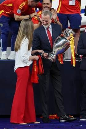 Spain v England UEFA EURO, EM, Europameisterschaft,Fussball 2024 Final King Felipe VI of Spain and his Daughter Infanta Sofia of Spain join in with the trophy lift at the end of the UEFA Euro 2024 Final between Spain and England at Olympiastadion, Berlin UK Newspapers OUT Copyright: xPaulxChestertonx FIL-20347-0377