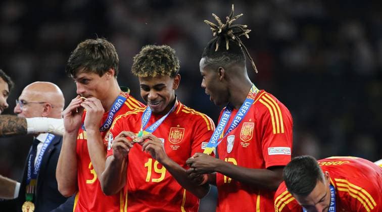 BAU 14 07 2024 Berlin European Football Championship 2024 final Spain vs England, from left Robin Le Normand, Lamine Yamal, Nico Williams ESP at the award ceremony