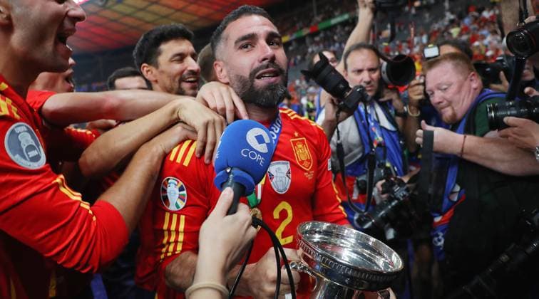 BAU 14 07 2024 Berlin European Football Championship 2024 Final Spain vs England, Dani Carvajal ESP with trophy