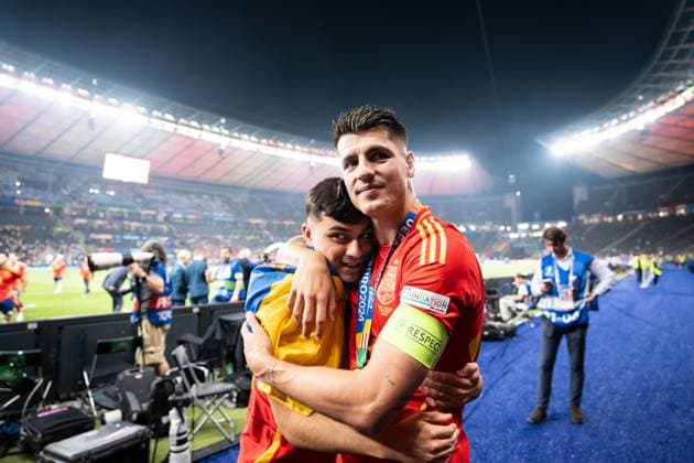 GER, Euro 2024, Final, Spain ESP vs England GBR 14 07 2024, Olympiastadion Berlin, Berlin, GER, Euro 2024, Final, Spain ESP vs England GBR In the picture Alvaro Morata Spain Spain ESP, 7 has Pedri Spain Spain ESP, 20 in his arms, gestures, facial expressions, emotions nordphotoxGmbHxx xChristianxSchulze nph000300
