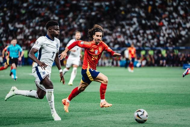 Soccer Men UEFA European Football Championship 2024 Final Spain vs England 14 07 2024 Bukayo Saka 7, England left wants to pass Cucurella 24, Spain right Berlin Olympiastadion Berlin Germany