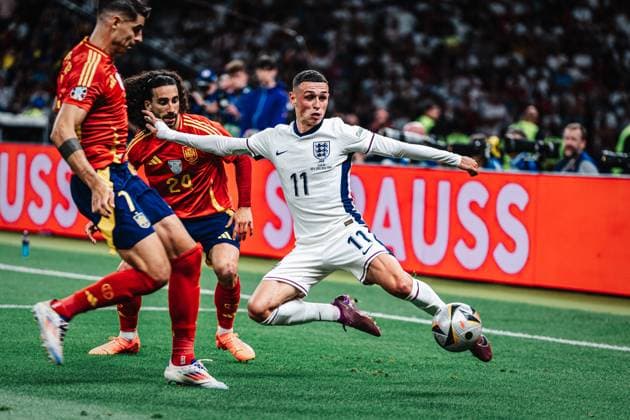 Soccer Men UEFA European Football Championship 2024 Final Spain vs England 14 07 2024 Somehow Phil Foden 11, England still manage to pass this ball successfully Berlin Olympiastadion Berlin Germany