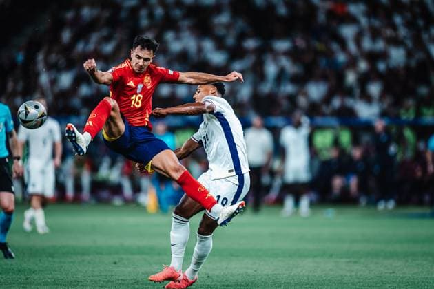 Soccer Men UEFA European Football Championship 2024 Final Spain vs England 14 07 2024 Martin Zubimendi 18, Spain in the air against Ollie Watkins 19, England right Berlin Olympiastadion Berlin Germany