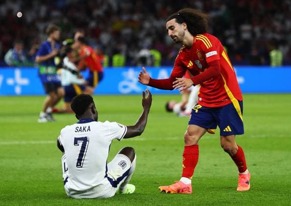 Spain v England, Berlin, UK - 14 Jul 2024 Marc Cucurella of Spain shakes hands with Bukayo Saka of England after the UEFA EURO, EM, Europameisterschaft,Fussball 2024 Final match between Spain and England at Olympistadion, Berlin on 14 July 2024 ( Berlin Olympistadion Berlin Germany Copyright: xMicahxCrook PPAUKx PPA-123644