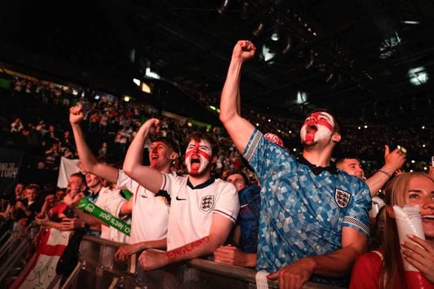 July 14, 2024, Manchester, United Kingdom: Several football fans of English team cheer as they watch the Euro final game at AO Arena in Manchester. Fans around the country anticipate to watch the game as England plays against Spain for the Euro final 2024 football match. Manchester United, ManU Kingdom - ZUMAs197 20240714_aab_s197_032 Copyright: xAshleyxChanx