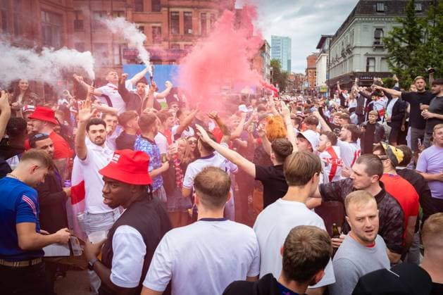 Euro 2024 Final match in Manchester, UK - 14 Jul 2024 England fans gather at Stevenson Square ahead of the Euro 2024 Final match. Thousands of supporters fill fan zones across the country to watch the big game, which sees England take on Spain. Manchester United, ManU Kingdom Copyright: xAndyxBartonx xSOPAxImagesx Euro_2024_Final_Manchester_UK_2024_07_14_ABP14733