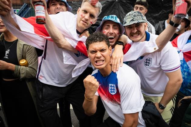 Euro 2024 Final match in Manchester, UK - 14 Jul 2024 England fans gather at Stevenson Square ahead of the Euro 2024 Final match. Thousands of supporters fill fan zones across the country to watch the big game, which sees England take on Spain. Manchester United, ManU Kingdom Copyright: xAndyxBartonx xSOPAxImagesx Euro_2024_Final_Manchester_UK_2024_07_14_ABP14740