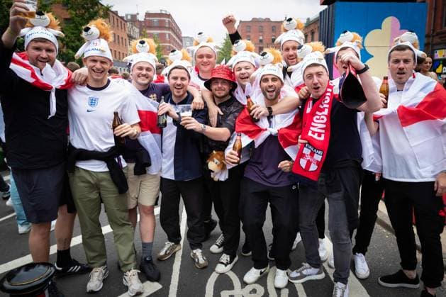 Euro 2024 Final match in Manchester, UK - 14 Jul 2024 England fans gather at Stevenson Square ahead of the Euro 2024 Final match. Thousands of supporters fill fan zones across the country to watch the big game, which sees England take on Spain. Manchester United, ManU Kingdom Copyright: xAndyxBartonx xSOPAxImagesx Euro_2024_Final_Manchester_UK_2024_07_14_ABP14743