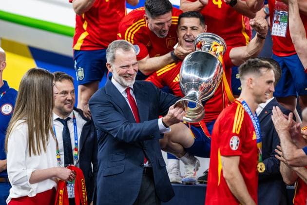 240714 King Felipe VI of Spain celebrates with the trophy after the UEFA Euro 2024 Football Championship final between Spain and England on July 14, 2024 in Berlin Photo Mathias Bergeld BILDBYRAN code MB MB0946 fotboll football soccer fotballs em europamästerskap em uefa euro uefa european football championship euro 2024 final spanien spain england bbeng jubel em gold europamästare  Copyright: MATHIASxBERGELD BB240714MB285