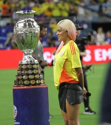 Copa America 2024 Final : Argentina vs Colombia . (SPO) Copa America 2024 Final : Argentina vs Colombia . July 14, 2024, Miami, Florida, USA: Karol G, Colombian singer sings Colombian Anthem before soccer match between Argentina and Colombia valid for the final of 2024 Copa America championship at Hard Rock stadium in Miami. Credit: Niyi Fote Thenews2 (Foto: Niyi Fote Thenews2 imago images) SPO  Copyright: xNiyixFotex