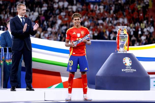 CEFERIN Alexander UEFA President at the award ceremony with YAMAL Lamine Team Spain European Championships 2024 Germany EURO 2024 Match Final SPA ENG 2 1 on 14 07 2024 in Berlin DFL REGULATIONS PROHIBIT ANY USE OF PHOTOGRAPHS as IMAGE SEQUENCES and or QUASI VIDEO Copyright: xLacixPerenyix