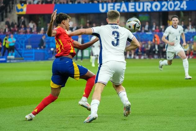 Luke Shaw England, 03 pushes Lamine Yamal Spain Spain, 19 away Berlin 14 07 2024 Spain vs England, M51, EURO2024 Final, Olympiastadion Berlin
