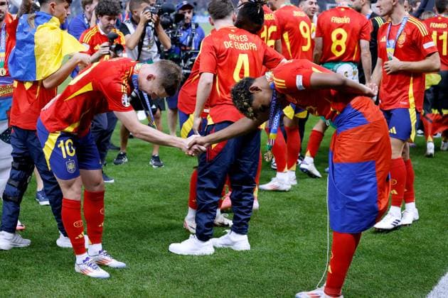 OLMO Dani Team Spain at the award ceremony with YAMAL Lamine European Championships 2024 Germany EURO 2024 Match Final SPA ENG 2 1 on 14 07 2024 in Berlin DFL REGULATIONS PROHIBIT ANY USE OF PHOTOGRAPHS as IMAGE SEQUENCES and or QUASI VIDEO Copyright: xLacixPerenyix