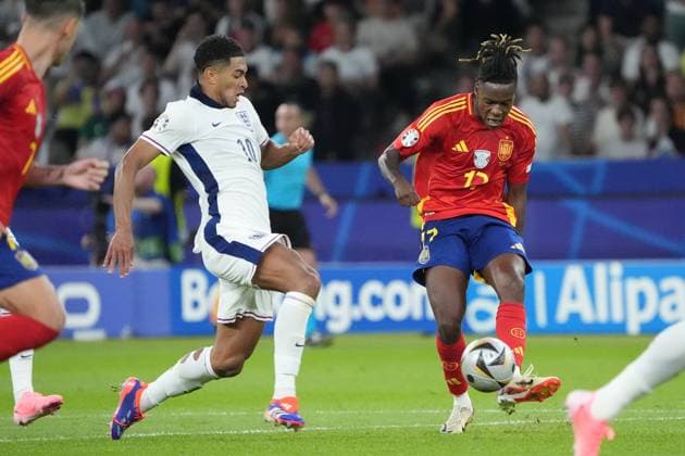Cross Nico Williams Spain Spain, 17 against Jude Bellingham England, 10 Berlin 14 07 2024 Spain vs England, M51, EURO2024 Final, Olympiastadion Berlin