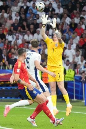 Goalkeeper Goalie Jordan Pickford England, 01 holds Berlin 14 07 2024 Spain vs England, M51, EURO2024 Final, Olympiastadion Berlin