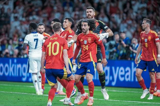 EURO 2024 - Final: Spain vs. England Dani Olmo, Unai Simon, and Marc Cucurella are hyped up over the huge save in face of certain goal, during the EURO 2024 Final match between Spain and England on 14 July 2024, at Olympic Stadium Berlin, in Berlin, Germany Berlin Olympic Stadium Berlin Germany Copyright: xAlexandraxFechetex DSC01735