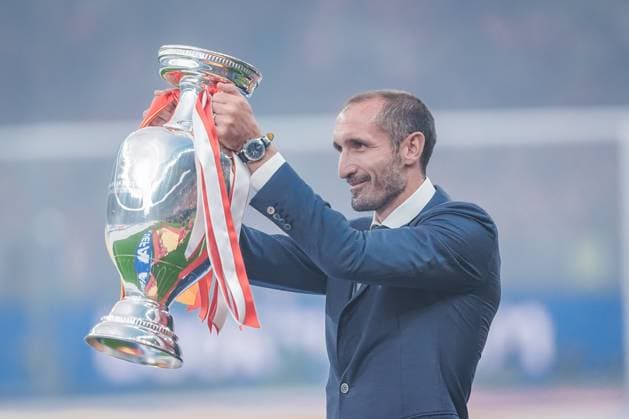Sport Themen der Woche KW28 Sport Bilder des Tages EURO 2024 - Final: Spain vs. England Former Euro 2020 champion with Italy, Giorgio Chiellini, presents the trophy before the EURO 2024 Final match between Spain and England on 14 July 2024, at Olympic Stadium Berlin, in Berlin, Germany Berlin Olympic Stadium Berlin Germany Copyright: xAlexandraxFechetex DSC03671