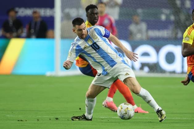 MIAMI GARDENS, FL - JULY 14: Argentina forward Lionel Messi (10) tries to juke a defender in the first half during the Copa America Finals match between Colombia and Argentina on Sunday, July 14 2024 at Hard Rock Stadium in Miami Gardens, Fla. (Photo by Peter Joneleit Icon Sportswire) SOCCER: JUL 14 CONMEBOL Copa America - Final - Columbia v Argentina EDITORIAL USE ONLY Icon240714009