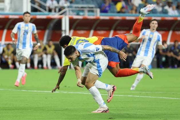 MIAMI GARDENS, FL - JULY 14: Colombia forward Luis Diaz (7) collides with a defender in the first half during the Copa America Finals match between Colombia and Argentina on Sunday, July 14 2024 at Hard Rock Stadium in Miami Gardens, Fla. (Photo by Peter Joneleit Icon Sportswire) SOCCER: JUL 14 CONMEBOL Copa America - Final - Columbia v Argentina EDITORIAL USE ONLY Icon240714010