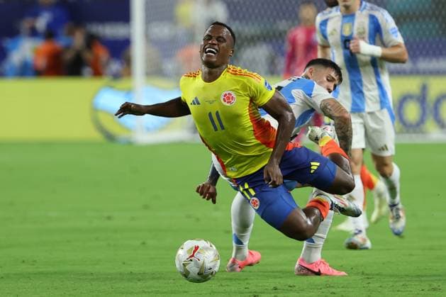 MIAMI GARDENS, FL - JULY 14: Colombia midfielder Jhon Arias (11) gets taken down by Argentina midfielder Enzo Fernandez (24) in the first half during the Copa America Finals match between Colombia and Argentina on Sunday, July 14 2024 at Hard Rock Stadium in Miami Gardens, Fla. (Photo by Peter Joneleit Icon Sportswire) SOCCER: JUL 14 CONMEBOL Copa America - Final - Columbia v Argentina EDITORIAL USE ONLY Icon240714012
