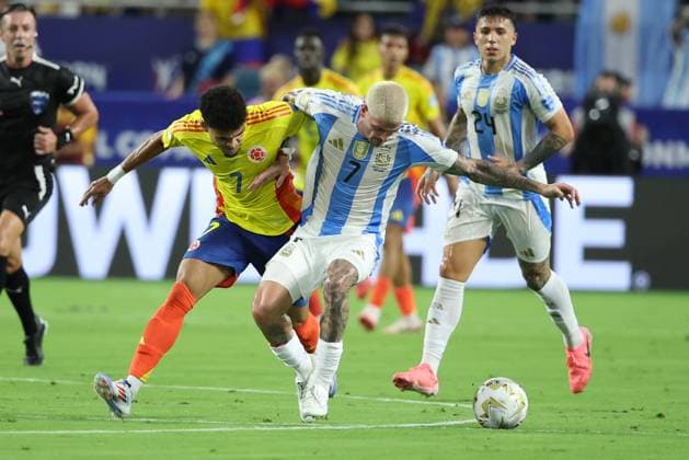 MIAMI GARDENS, FL - JULY 14: Argentina midfielder Rodrigo De Paul (7) and Colombia forward Luis Diaz (7) battle for the ball in the first half during the Copa America Finals match between Colombia and Argentina on Sunday, July 14 2024 at Hard Rock Stadium in Miami Gardens, Fla. (Photo by Peter Joneleit Icon Sportswire) SOCCER: JUL 14 CONMEBOL Copa America - Final - Team vs Team EDITORIAL USE ONLY Icon240714013