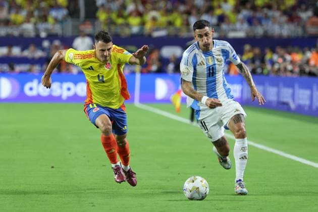 MIAMI GARDENS, FL - JULY 14: Argentina forward Ãngel Di Maria (11) gets past Colombia defender Santiago Arias (4) in the second half during the Copa America Finals match between Colombia and Argentina on Sunday, July 14 2024 at Hard Rock Stadium in Miami Gardens, Fla. (Photo by Peter Joneleit Icon Sportswire) SOCCER: JUL 14 CONMEBOL Copa America - Final - Colombia v Argentina EDITORIAL USE ONLY Icon240714016
