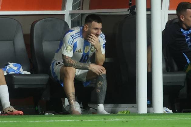 MIAMI GARDENS, FL - JULY 14: Argentina forward Lionel Messi (10)sits on the bench with ice on his foot in the second half during the Copa America Finals match between Colombia and Argentina on Sunday, July 14 2024 at Hard Rock Stadium in Miami Gardens, Fla. (Photo by Peter Joneleit Icon Sportswire) SOCCER: JUL 14 CONMEBOL Copa America - Final - Colombia v Argentina EDITORIAL USE ONLY Icon240714019