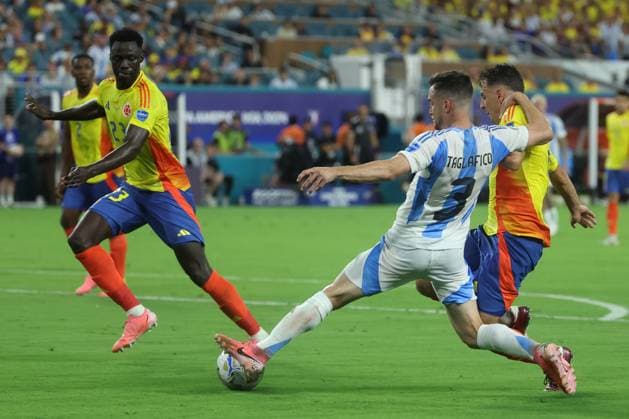 MIAMI GARDENS, FL - JULY 14: Argentina defender Cristian Romero (13) sends a great pass in the second half during the Copa America Finals match between Colombia and Argentina on Sunday, July 14 2024 at Hard Rock Stadium in Miami Gardens, Fla. (Photo by Peter Joneleit Icon Sportswire) SOCCER: JUL 14 CONMEBOL Copa America - Final - Colombia v Argentina EDITORIAL USE ONLY Icon240714020