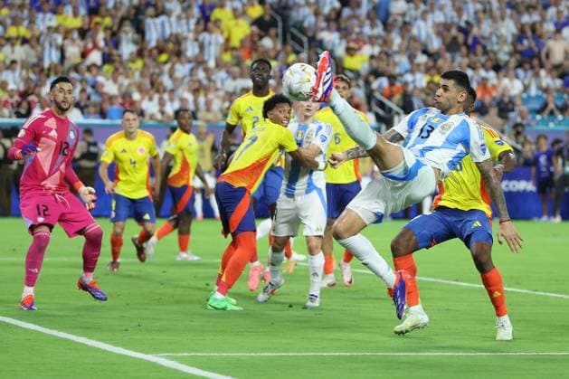 MIAMI GARDENS, FL - JULY 14: Argentina defender Cristian Romero (13) tries to get to the ball after a crossing corner kick in the second half during the Copa America Finals match between Colombia and Argentina on Sunday, July 14 2024 at Hard Rock Stadium in Miami Gardens, Fla. (Photo by Peter Joneleit Icon Sportswire) SOCCER: JUL 14 CONMEBOL Copa America - Final - Colombia v Argentina EDITORIAL USE ONLY Icon240714025