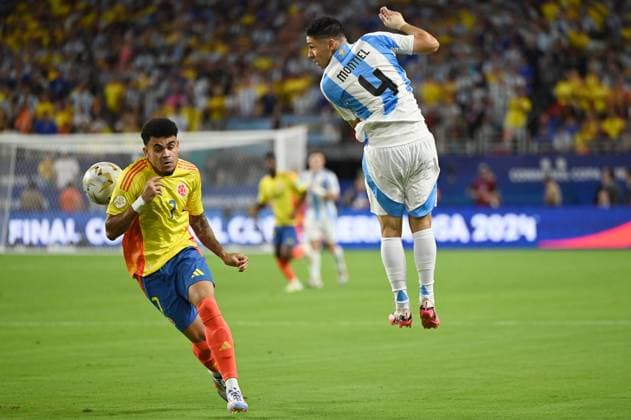 14th July 2024: Miami Gardens, Florida, USA: Gonzalo Montiel of Argentina challenges Luis D& xed;az of Colombia Copa America Finals match between Columbia and Argentina at Hard Rock Stadium in Miami Gardens, Fla.  ActionPlus12668385 RodrigoxCaillaud