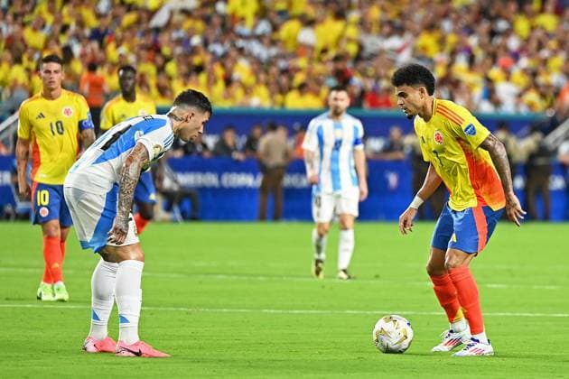 14th July 2024: Miami Gardens, Florida, USA: Enzo Fern& xe1;ndez of Argentina challenges Luis D& xed;az of Colombia during the Copa America Finals match between Columbia and Argentina at Hard Rock Stadium in Miami Gardens, Fla.  ActionPlus12668393 RodrigoxCaillaud