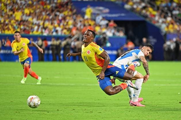 14th July 2024: Miami Gardens, Florida, USA: Enzo Fern& xe1;ndez of Argentina challenges Jhon Arias of Colombia during the Copa America Finals match between Columbia and Argentina at Hard Rock Stadium in Miami Gardens, Fla.  ActionPlus12668396 RodrigoxCaillaud