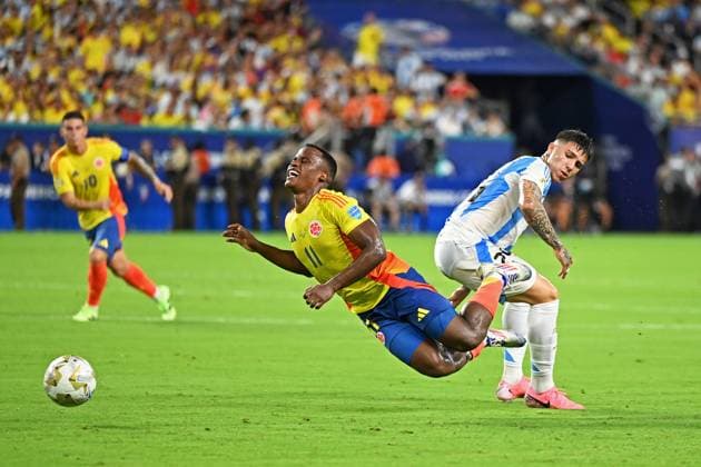 14th July 2024: Miami Gardens, Florida, USA: Enzo Fern& xe1;ndez of Argentina challenges Jhon Arias of Colombia during the Copa America Finals match between Columbia and Argentina at Hard Rock Stadium in Miami Gardens, Fla.  ActionPlus12668397 RodrigoxCaillaud