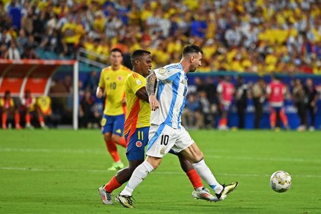 14th July 2024: Miami Gardens, Florida, USA: Lionel Messi of Argentina challenges Jhon Arias of Colombia during the Copa America Finals match between Columbia and Argentina at Hard Rock Stadium in Miami Gardens, Fla.  ActionPlus12668399 RodrigoxCaillaud