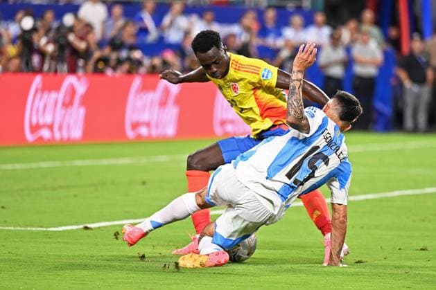 14th July 2024: Miami Gardens, Florida, USA: Nicol& xe1;s Gonz& xe1;lez of Argentina challenges Davinson S& xe1;nchez of Colombia during the Copa America Finals match between Columbia and Argentina at Hard Rock Stadium in Miami Gardens, Fla.  ActionPlus12668408 RodrigoxCaillaud