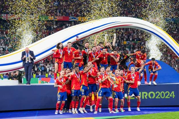 Spain celebrating their fourth European Championship title, Alvaro Morata Spain Spain, 07 with the Henri Delaunay trophy, coach Luis de la Fuente Spain Spain stands aside and is happy, but wants to leave the moment to the team Berlin 14 07 2024 Spain vs England, M51, EURO2024 Final, Olympiastadion Berlin