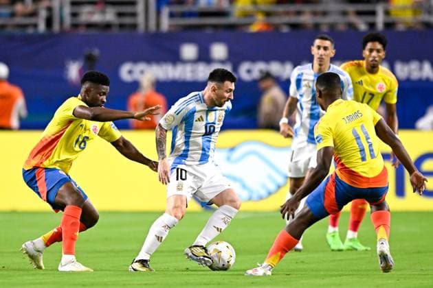 2024-07-15 Argentina v Colombia - CONMEBOL Copa America USA 2024 MIAMI GARDENS, UNITED STATES - JULY 15: Lionel Messi of Argentina battles for the ball with Jefferson Lerma of Colombia and Jhon Arias of Colombia during the CONMEBOL Copa America USA 2024 match between Argentina and Colombia at Hard Rock Stadium on July 15, 2024 in Miami Gardens, United States. (Photo by Pablo Morano BSR Agency) Miami Gardens United States Content not available for redistribution in The Netherlands directly or indirectly through any third parties. Copyright: xBSRxAgencyx