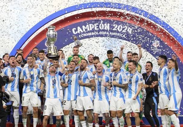 Formation Argentina lifting the Copa Argentina Champion Messi Di Maria and Lautaro Martinez ARGENTINA VS COLOMBIA Date 15 07 2024 FINAL COPA AMERICA UNITED STATES Copyright: xxDanielFerrarix