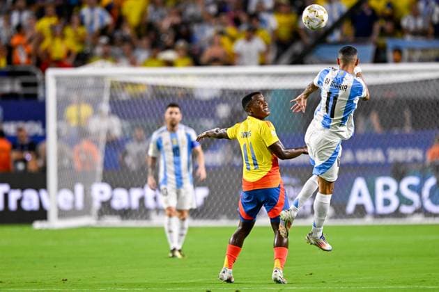 2024-07-15 Argentina v Colombia - CONMEBOL Copa America USA 2024 MIAMI GARDENS, UNITED STATES - JULY 15: Jhon Arias of Colombia battles for the ball with Angel Di Maria of Argentina during the CONMEBOL Copa America USA 2024 match between Argentina and Colombia at Hard Rock Stadium on July 15, 2024 in Miami Gardens, United States. (Photo by Pablo Morano BSR Agency) Miami Gardens United States Content not available for redistribution in The Netherlands directly or indirectly through any third parties. Copyright: xBSRxAgencyx