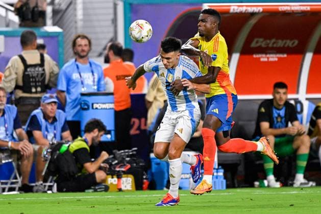 2024-07-15 Argentina v Colombia - CONMEBOL Copa America USA 2024 MIAMI GARDENS, UNITED STATES - JULY 15: Lisandro Martinez of Argentina battles for the ball with Jhon Cordoba of Colombia during the CONMEBOL Copa America USA 2024 match between Argentina and Colombia at Hard Rock Stadium on July 15, 2024 in Miami Gardens, United States. (Photo by Pablo Morano BSR Agency) Miami Gardens United States Content not available for redistribution in The Netherlands directly or indirectly through any third parties. Copyright: xBSRxAgencyx